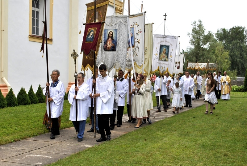 Ceremonija Skaistkalnes katoļu baznīcas dārzā.
Autors: Māris Krūmiņš