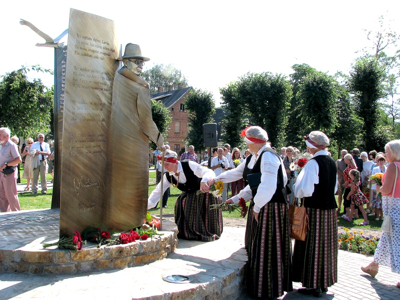 Viļa Plūdoņa pieminekļa atklāšanas sarīkojums notika 2. augustā pulksten 11.
Autors: Vilnis Auzāns