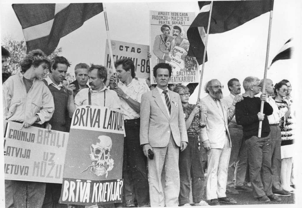 Pirms 25 gadiem – 1989. gada 23. augustā – stāvam vienoti «Baltijas ceļā».
Autors: Guntis Šlosbergs, no «Bauskas Dzīves» arhīva.