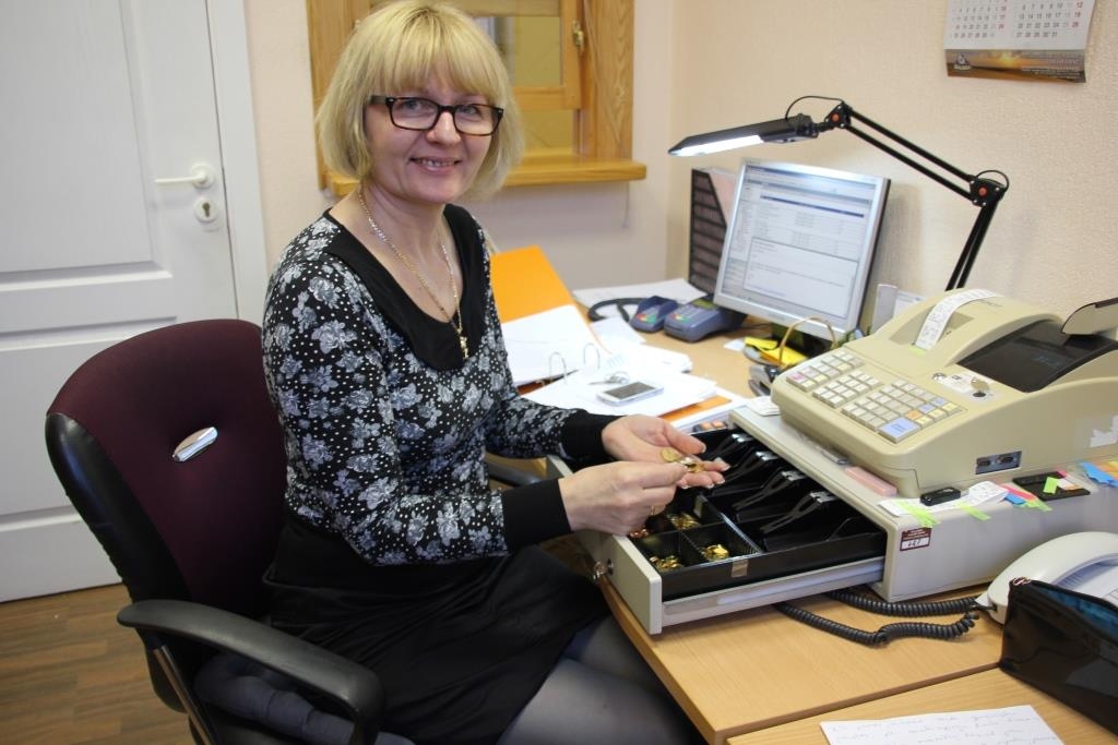 No 15.jūlija skaidru naudu var izņemt visās četrās Rundāles novada kasēs – Rundāles novada domē, Svitenes un Viesturu pagasta pārvaldēs un Saulaines pakalpojumu sniegšanas punktā. Pakalpojums pieejams tiem novada iedzīvotājiem, kuri izmanto SEB banka, Nordea Bank Finland Plc Latvijas filiāle, Citadele banka un Dnb banka kartes. Skaidru naudu nav iespējams izņemt ar Swedbank bankas kartēm.
Autors: rundale.lv