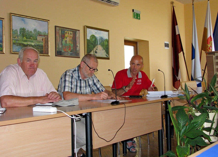 Pirmajā darba sapulcē Bauskas novada domē par plānoto Zaļās un Kalna ielas rekonstrukcijas darbu gaitu stāsta SIA «Arktos» vadītājs Valdis Balodis (no kreisās), kā arī pārstāvji no SIA «Strabag»: projekta vadītājs Juris Krupinskis un atbildīgais darbu vadītājs Māris Reimats. 

Autors: Vilnis Auzāns