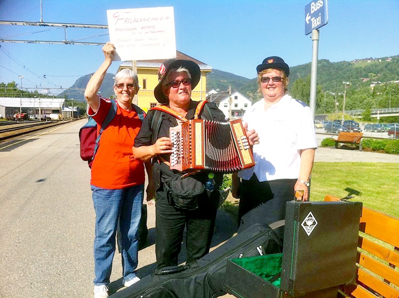 Evaņģelizācijas turnejā. Ruta Hansena (no kreisās) tur plakātu ar nosaukumu – Pestīšanas Armijas Hallingdāles korpuss.
Autors:  no R. Hansenas personīgā albuma