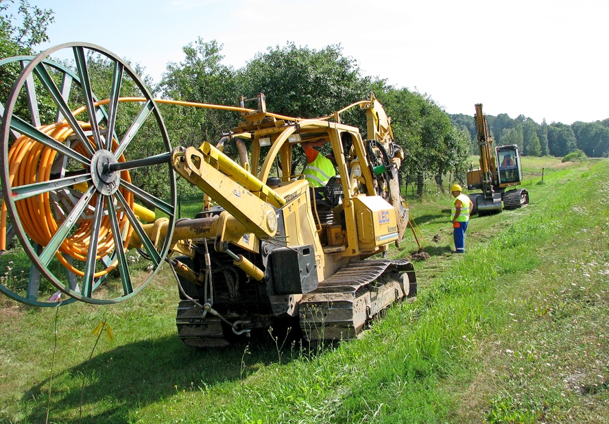 SIA «Latvijas Energoceltnieks» strādā maģistrāles A7 malā Ceraukstes pagastā. Zemē tiek ieguldītas caurules, kurās vēlāk ievietos optisko kabeli
Autors: Vilnis Auzāns