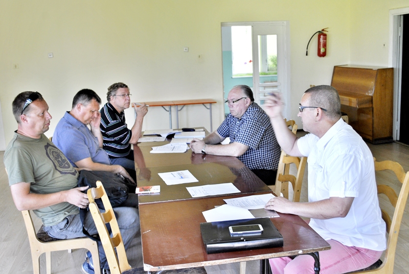 Viesturu kultūras namā iknedēļas sapulcē tikās Rundāles pašvaldības, būvdarbu veicējas SIA «Viona» un būvuzraugu firmas SIA «Akorda» pārstāvji.
Autors: Māris Krūmiņš