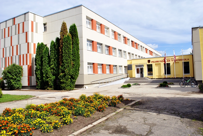 Pilsrundāles vidusskolu siltināja Jelgavā reģistrētā firma SIA «Alvima».

Autors: Māris Krūmiņš