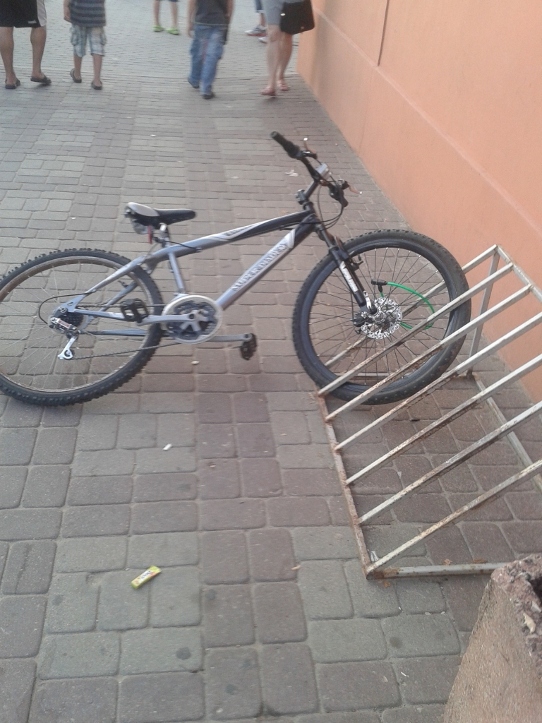 Velosipēds novietnē pie «Mego» veikala Rātslaukumā. 