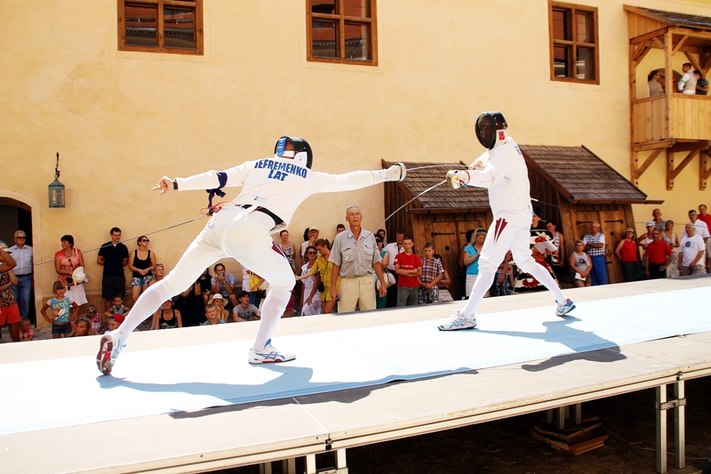Mihails Jefremenko (no kreisās) izcīnīja uzvaru cīņā ar špagu.
Autors: Uldis Varnevičs