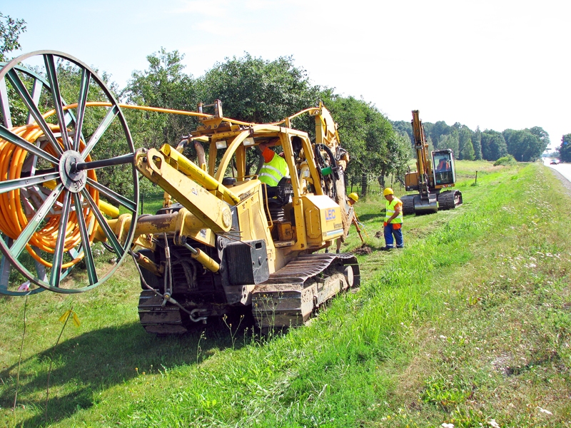 Būvnieki no SIA «Latvijas energoceltnieks» maģistrāles A7 malā Ceraukstes pagastā, neskarot tīrumus, zemē iegulda caurules, kurās vēlāk ievietos optisko kabeli.
Autors: Vilnis Auzāns
