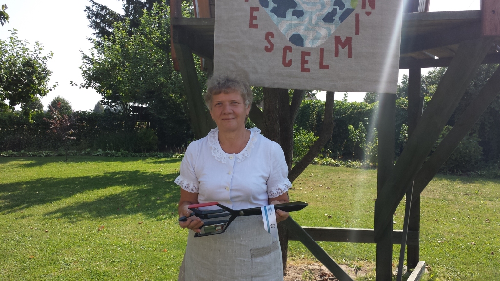 Eleonora Maisaka pārgriež virtuālo lenti, atklājot Nacionālās bibliotēkas stāvu, kur būs bērnu literatūra.
Autors: No albuma.