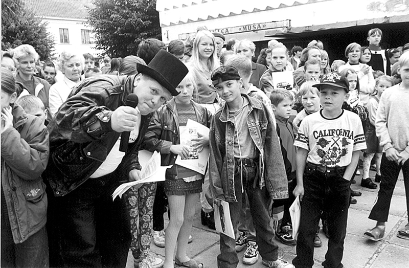 Bauskas Rātslaukumā avīzes svētki ar jautrām izdarībām. 1998. gada 29. augusts.
Autors:  No «Bauskas Dzīves» arhīva.