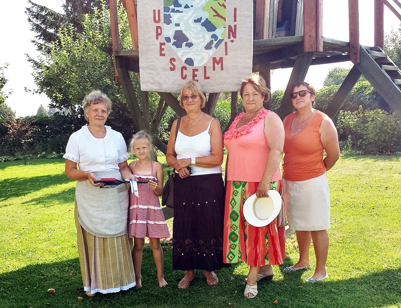 Eleonora Maisaka (no kreisās) «Upescelmiņos» ar vecmāmiņu saieta dalībniecēm.
Autors: publicitātes foto