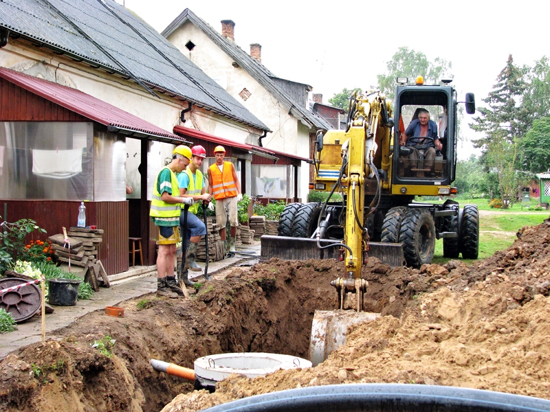 SIA «Viona» meistari Mežotnē, Pils ielas 14. mājas pagalmā, tranšejā iegulda ūdensvada un kanalizācijas caurules.
Autors: Vilnis Auzāns