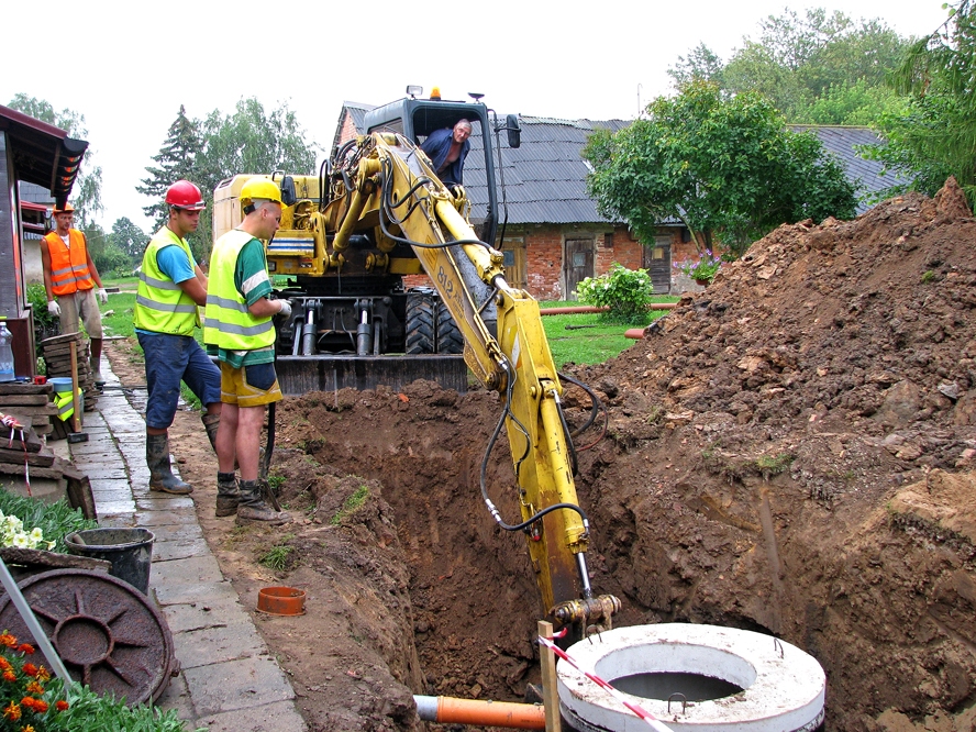 SIA «Viona» meistari strādā Mežotnē, Pils ielas 14. mājas pagalmā. Te tranšejā gulda ūdensvada un kanalizācijas caurules.


Autors: Vilnis Auzāns
