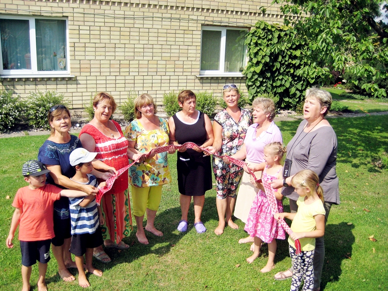 Vienotas Lielvārdes jostas spēkā, dalībnieces saka: «Lai top vecvecāku skola 2015! Tiekamies pēc gada!»
Autors: Inga Muižniece