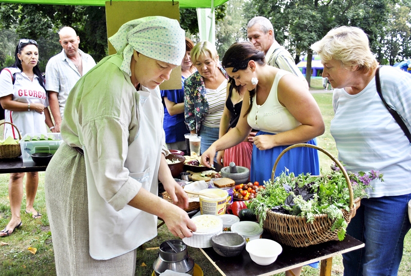Saimnieces Dairas Jātnieces meistarklasēs varēja apgūt siera siešanas un alus uzkodu gatavošanas prasmes.
Autors: Zane Gorškova