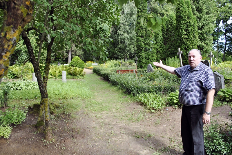 Aigars Sietiņš, Rundāles pašvaldības izpilddirektors, rāda, ka Cērņu kapu galvenās ejas ir tīras.
Autors: Māris Krūmiņš