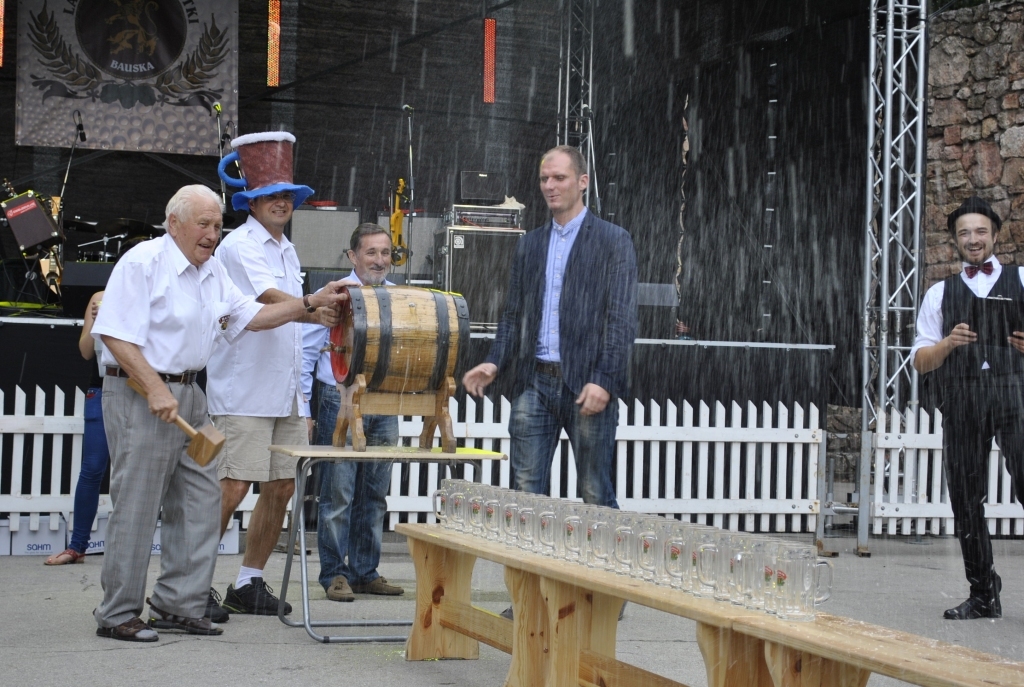 Alus darīšanas vecmeistars Kārlis Zālītis atklāja svētkus, izsitot spundi «Bauskas alus» muciņai. Alus lija straumēm, to pildīja «Bauskas alus» kausos un deva baudīt novada domes priekšsēdētājam Raitim Ābelniekam, alus darītavu pārstāvjiem un pārējiem svētku viesiem.
Autors: Zane Gorškova