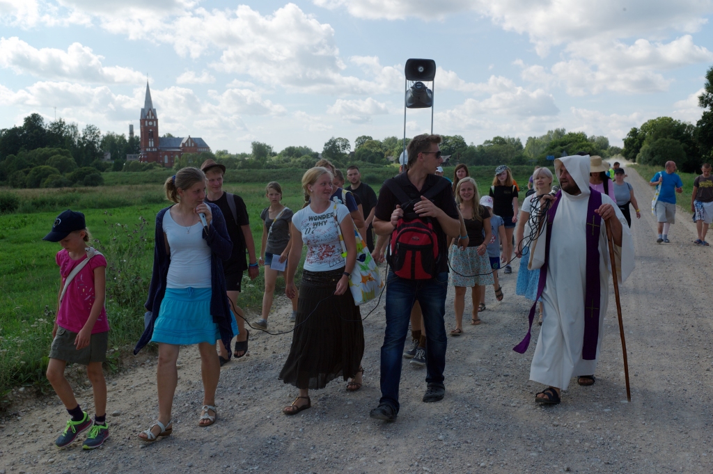 Dāviņu pagasta Bruknas Kalna svētību kopienas grupa  13. augustā iesoļos Aglonā, noslēdzot 12 dienu ilgo svētceļojumu no Bruknas muižas līdz Aglonas bazilikai. 
Autors: Ilmārs Znotiņš