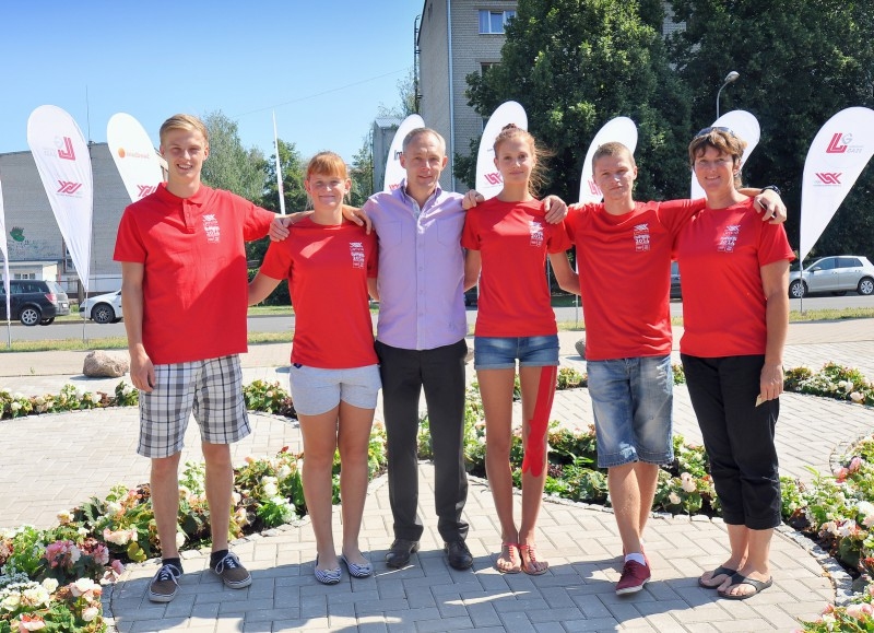 Latvijas vieglatlētu delegācija startam Jaunatnes pasaules olimpiādē. Artūrs Makars – otrais no labās. 
Autors: Juris Bērziņš Soms, lat-athletics.lv. 