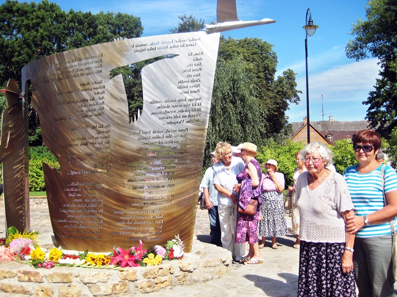 Mirdzu Svītiņu (otrā no labās) Viļa Plūdoņa pieminekļa atklāšanas dienā Saules dārzā pavadīja meita Sarmīte Lauberga.
Autors: Inga Muižniece