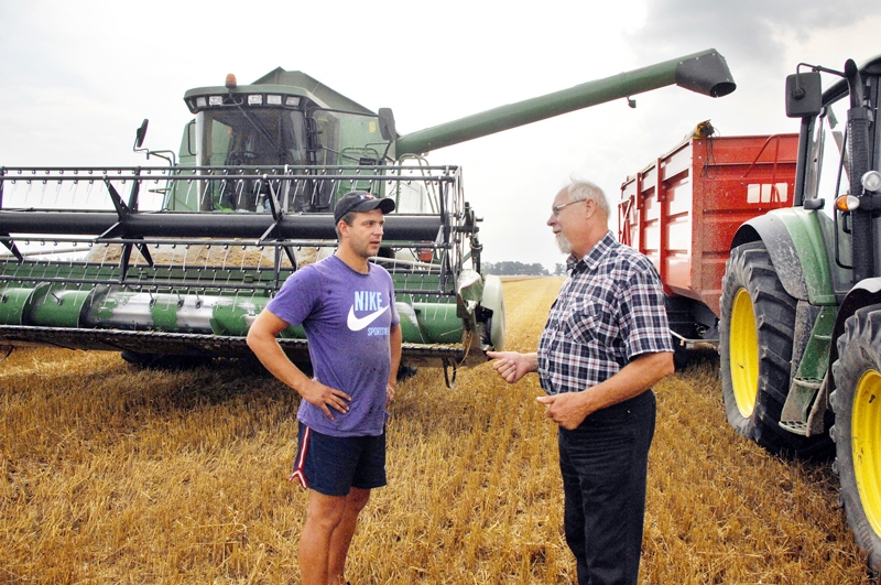 Raimonds Kazbuķis (no labās), Rundāles novada zemnieku saimniecības «Mūrnieki» īpašnieks, pirms kviešu pļaujas pārrunā ražas novākšanu ar kombaina vadītāju Jāni Pūni.
Autors: Ivars Bogdanovs