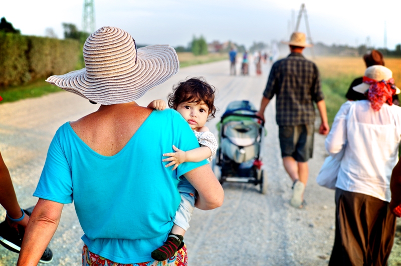 Dievmātes svētki Aglonā gan tuvākus, gan tālākus dažādu vecumu ticīgos norūda putekļainajā ceļā pēc svētības garam un dvēselei.
Autors: Ilmārs Znotiņš