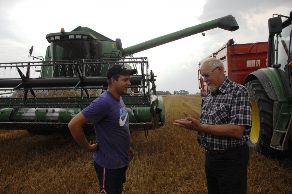 Raimonds Kazbuķis (no labās), Rundāles novada zemnieku saimniecības «Mūrnieki» īpašnieks, pirms kviešu pļaujas pārrunā ražas novākšanu ar kombaina vadītāju Jāni Pūni.
Autors: Ivars Bogdanovs