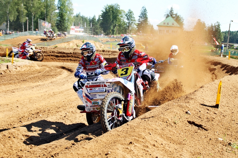 Elvija Mucenieka un Jana Hendriksa ekipāža (ar 3. numuru) traucas pēc Ķeguma posma kausiem.
Autors: Uldis Varnevičs