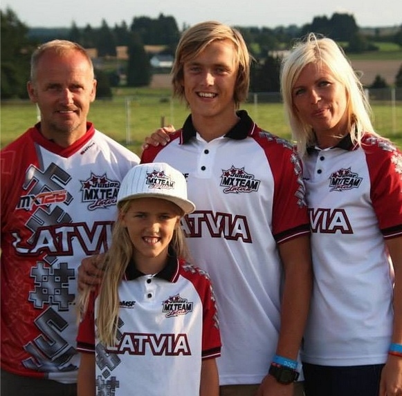 Tomass Šileika (vidū) kopā ar ģimeni pasaules čempionātā motokrosā junioriem.
Autors: No albuma.