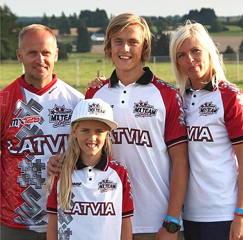 Tomass Šileika (vidū) kopā ar ģimeni pasaules čempionātā motokrosā junioriem.
Autors: no personiskā albuma