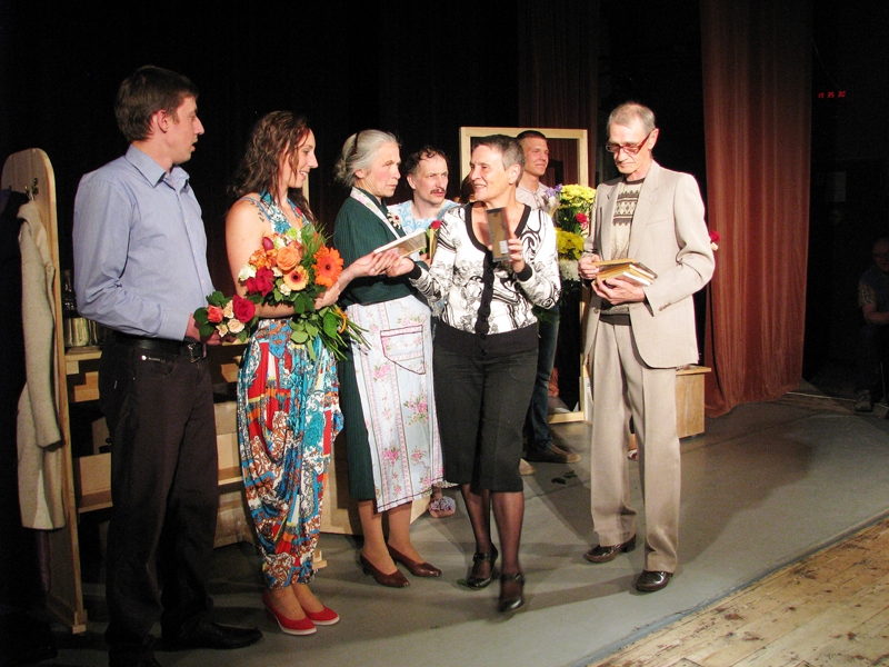 Režisore Ināra Hegenbarte pateicas aktieriem pēc iestudējuma «Debešķīgā tikšanās sievietībā» pirmizrādes šī gada maijā.
Autors: Vilnis Auzāns