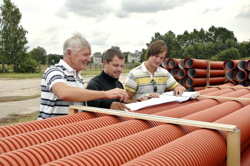 
Ceraukstes pagasta pārvaldes vadītājs Viesturs Janševskis (no kreisās) pārspriež darbu gaitu ar SIA «Ventars» speciālistiem Aivaru Dukuli un Dzintaru Meļķi.
Autors: Ivars Bogdanovs
