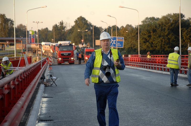 Mūsas tilta izturības pārbaudei tika izmantoti septiņi ceļu būves firmas «Igate» kravas automobiļi. Katrs no tiem svēra 40 tonnas. 
Autors: Ivars Bogdanovs