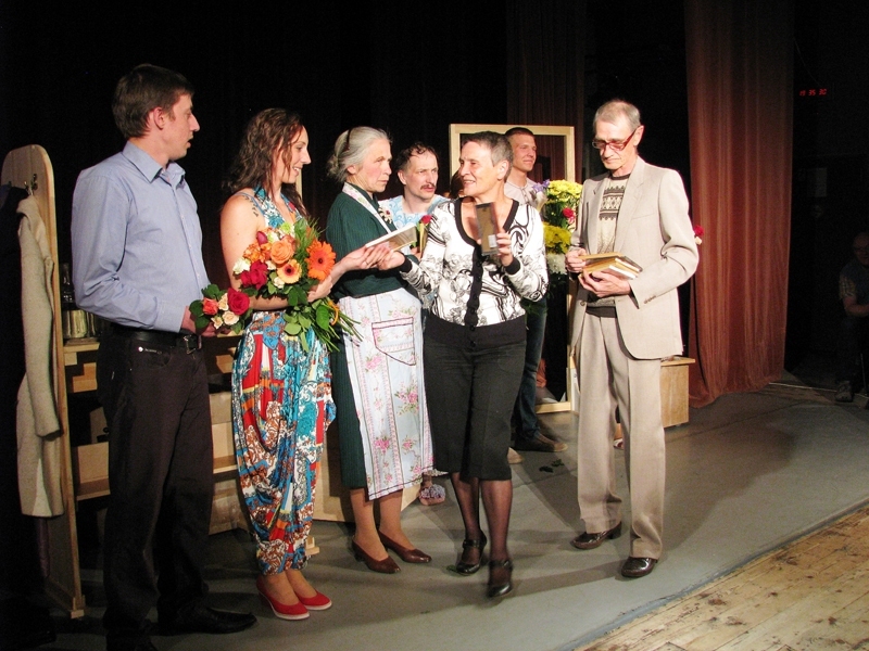 Režisore Ināra Hegenbarte pateicas aktieriem pēc iestudējuma «Debešķīgā tikšanās sievietībā» pirmizrādes šī gada maijā.
Autors: No arhīva.