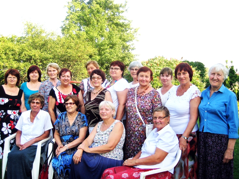 Grupas «Vēlreiz» dejotājas starp divām sezonām šogad pauzi neieturēs, tikai uz mirkli piesēdušas vadītājas Ineses Smilškalnes (pirmajā rindā otrā no labās) dārzā.
Autors: Inga Muižniece