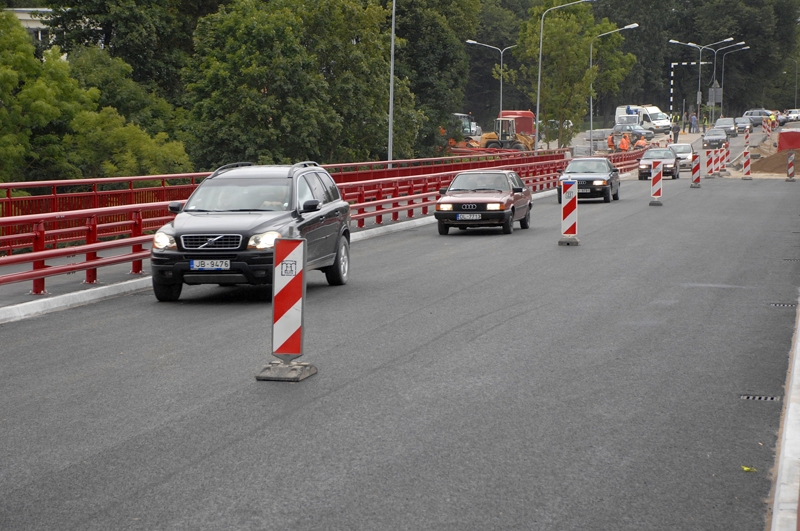 Pa jauno tiltu satiksme pagaidām tiks organizēta tikai pa vienu joslu. Tādēļ abos tilta galos joprojām vēl darbosies luksofori.

Autors: Ivars Bogdanovs