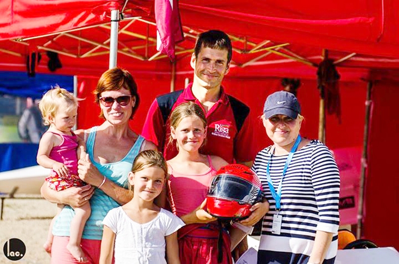 Laura Lakovica (vidū) ar ģimeni un līdzjutējiem.
Autors: Viesturs Lācis