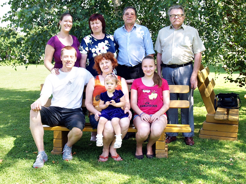 Iveta Salgrāve (pirmajā rindā vidū) ar mazmeitu Sāru ģimenes svētku reizē. Blakus dēls Salvis un meita Sibilla Anna, tēvs Imants (otrajā rindā no labās), vedekla Skaidrīte (otrajā rindā no kreisās), viņas māte ar dzīvesbiedru. Aiz kadra šoreiz palika meita Baiba ar jaunāko mazmeitu Patrīciju.
Autors: Antra Ērgle