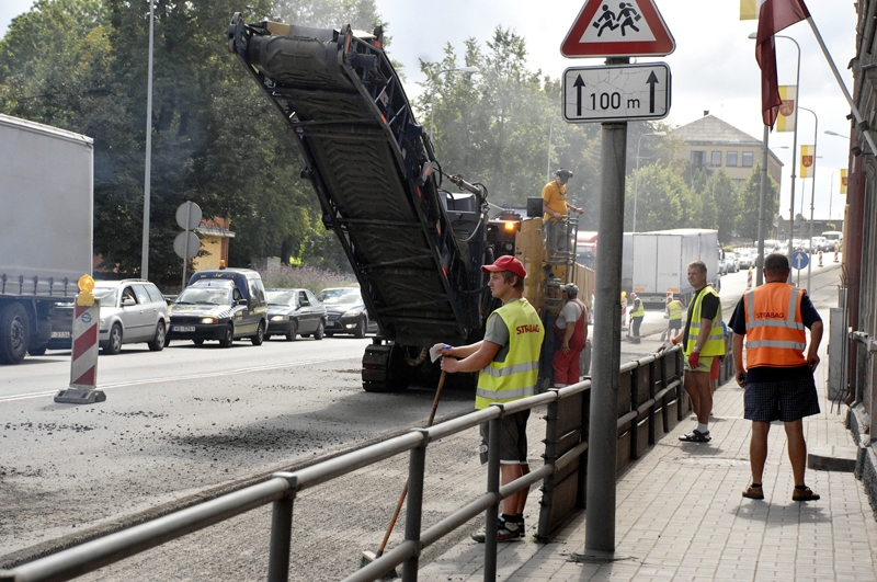 Tranzītielu sastrēgumi ne tik daudz kavē braucējus, kā rada neērtības gājējiem un pilsētas iemītniekiem.
Autors: Ivars Bogdanovs