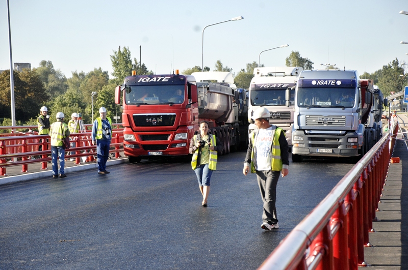 Jaunā tilta izturības pārbaudei tika izmantoti septiņi ceļu būves firmas «Igate» kravas automobiļi, katrs svēra 40 tonnas.
Autors: Ivars Bogdanovs
