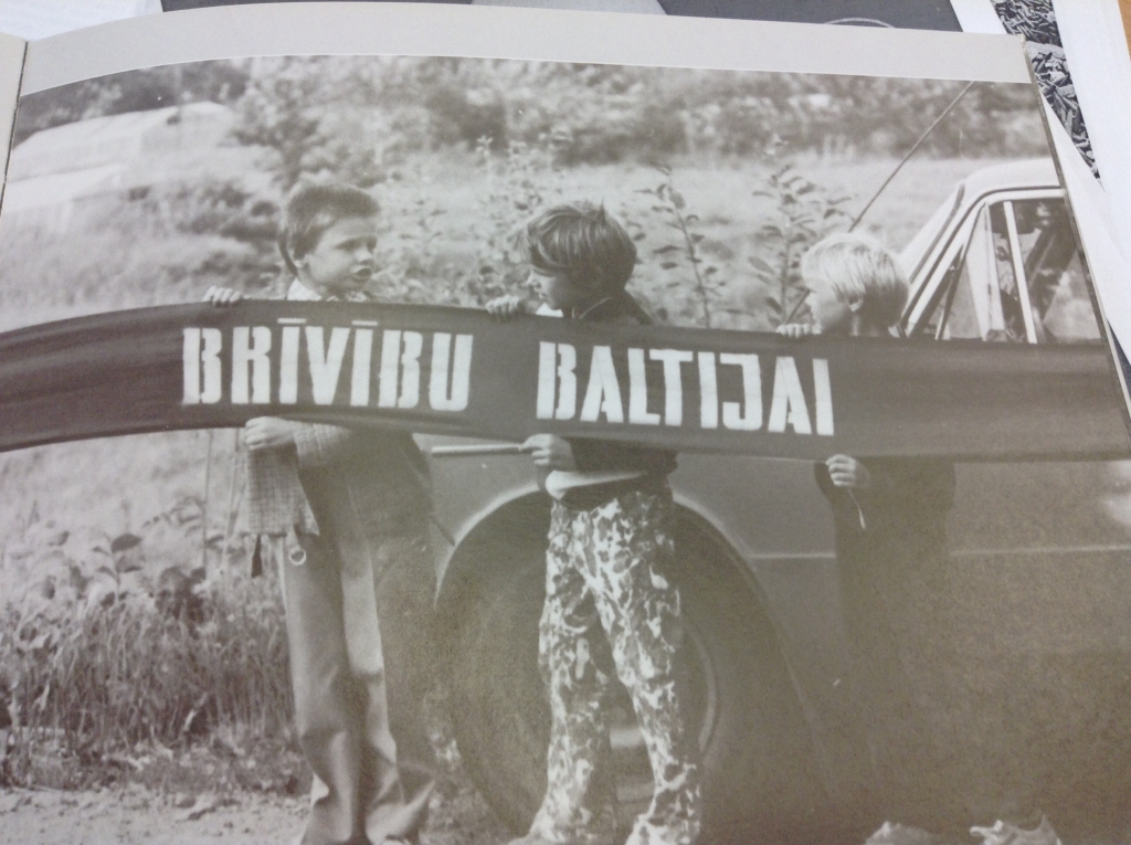 Šai fotogrāfijai 23.augustā apritēs 25 gadi, tās autors ir G. Birkmanis. Nav gan zināms, kā sauc attēlā redzamos, «Baltijās ceļā» stāvošos puisēnus un ko viņi dara tagad.

Žurnāls «Ir» aicina Bauskas apkārtnes ļaudis atsaukties un atpazīt zēnus, tādējādi palīdzot publikācijas sagatavošanā. Ja ir kādas ziņas, zvaniet vai rakstiet uz «Bauskas Dzīvi» vai žurnāla «Ir» redakciju:redakcija@ir.lv un telefons 67281588.
Autors:  G. Birkmanis