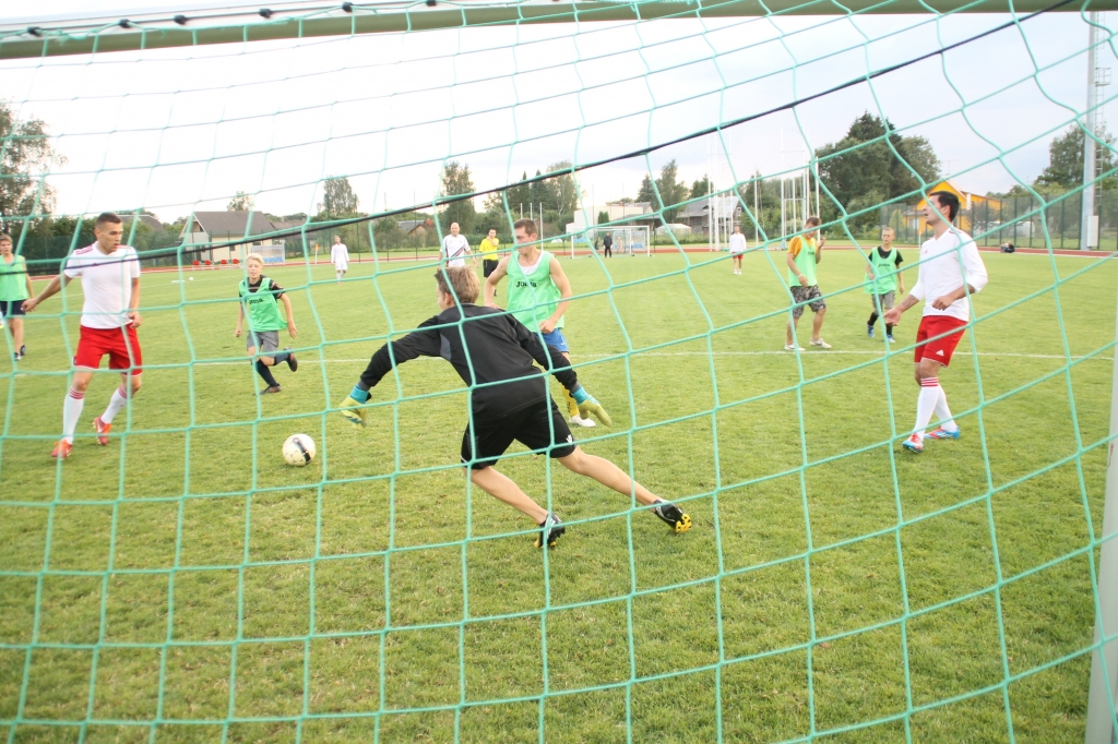 «FK 87» uzbrucēji atkal «aptamborējuši» pretinieku aizsardzību un divatā apspēlē vārtsargu.
Autors: Uldis Varnevičs