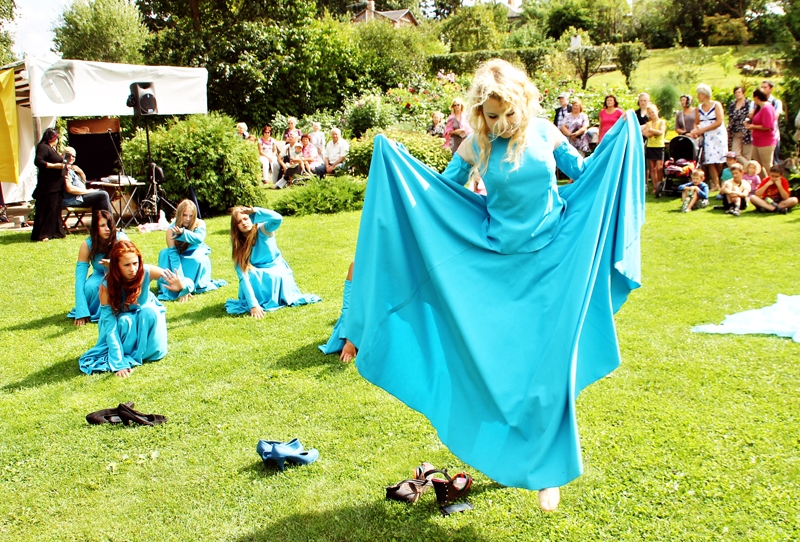 Rundāles trupas «Savējie» kustību izrādē «Sarkanā puķe».
Autors: Uldis Varnevičs