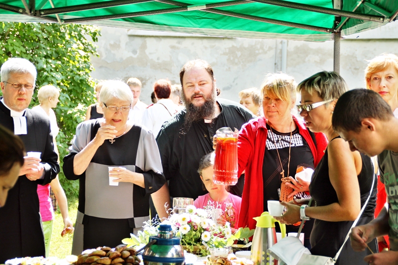 Dievnama dārzā pēc svētku dievkalpojuma gaidīja dāmu komitejas sarūpēts cienasts.
Autors: Uldis Varnevičs