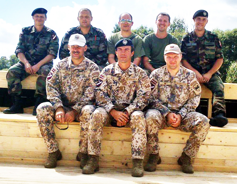 Edgars Brazauckis (pirmajā rindā no labās) un Dainis Kravals ar Zemessardzes 54. inženiertehniskā bataljona vīriem.
Autors: No «Bauskas Dzīves» arhīva.