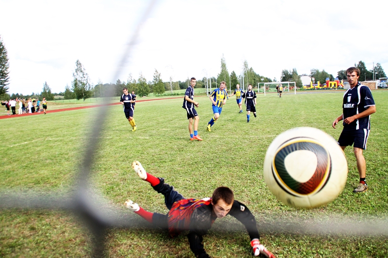 Kurmenes futbolisti (dzelteni zilos tērpos) izlīdzina rezultātu spēlē pret Bārbeles komandu.
Autors: Uldis Varnevičs