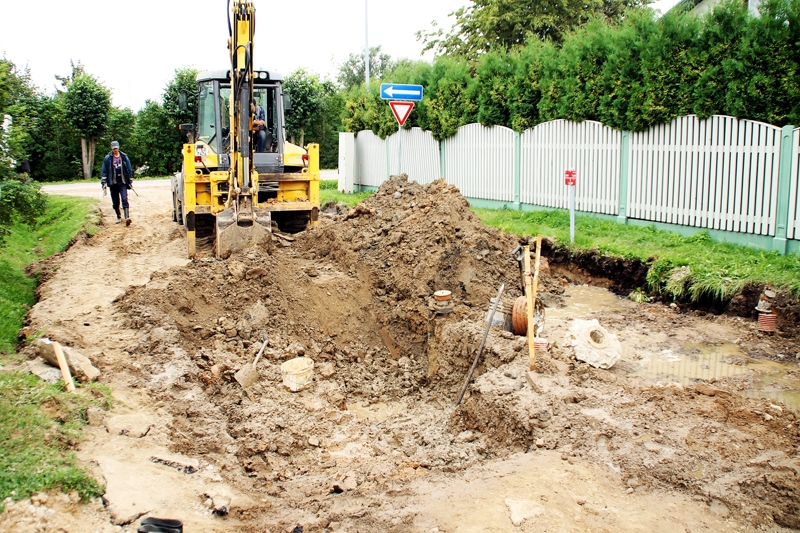 SIA «Bauskas ūdenssaimniecība» strādnieki meklē ūdensapgādes sistēmas defektu 1. maija ielā. 
Autors: Uldis Varnevičs