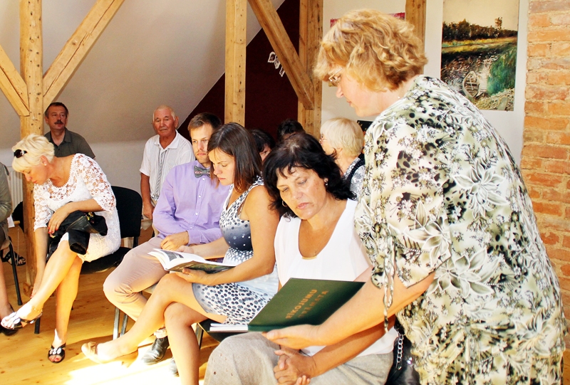 Absolventu Salidojumā. Vera Šahnova (no labās) lūdz Annu Balgalvi parakstīties absolventu sarakstā. 
Autors: Uldis Varnevičs