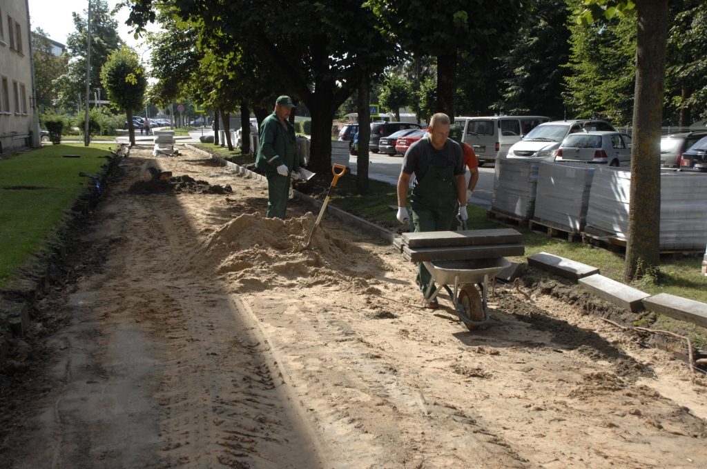 SIA «Vides serviss» strādnieki Slimnīcas ielas ietvi rekonstruēs līdz asfaltētajam posmam. Gājēju celiņš tiks sašaurināts no četriem uz trijiem metriem.

Autors: Ivars Bogdanovs