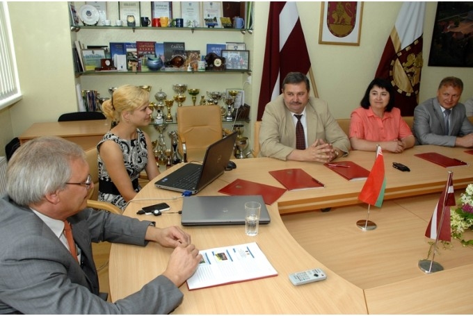 Braucieni tiek organizēti, pamatojoties uz 2012. gada martā noslēgto sadarbības līgumu starp Rundāles novada domi un Svisločas rajona izpildkomiteju.
Autors: No arhīva.